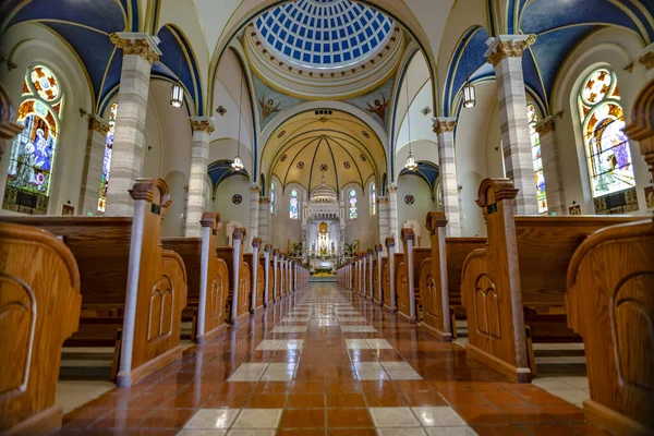 Het Interieur Van Een Onlangs Gerenoveerde Kathedraal Kerk — Stockfoto