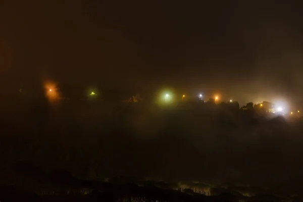 Las Luces Borrosas Coloridas Una Noche Niebla —  Fotos de Stock