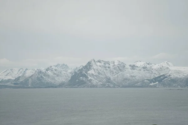 ノルウェーのロフテン島の霧深い冬の景色 — ストック写真