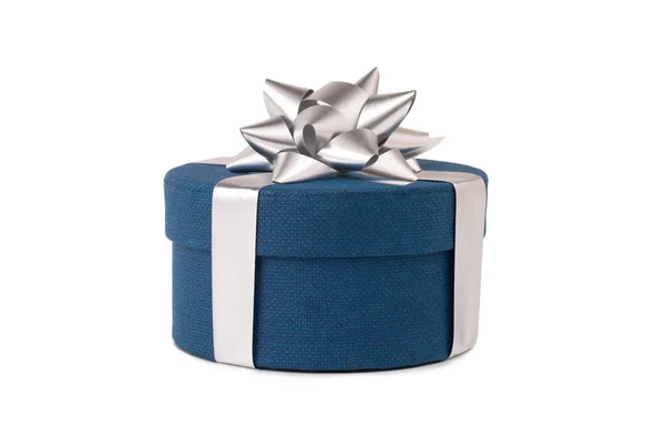 Une Boîte Cadeau Ronde Bleue Recouverte Arc Argent Isolé Sur — Photo