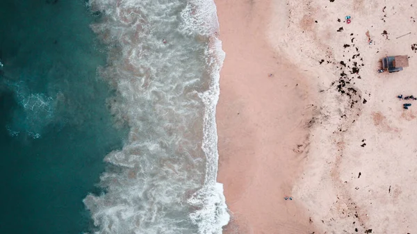 Een Top Uitzicht Van Schuim Golven Raken Een Arenaceous Seashore — Stockfoto