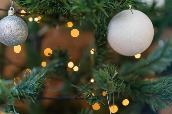 Close Árvore Natal Com Bolas Estrelas Decoração Luzes Natal — Fotografia de Stock