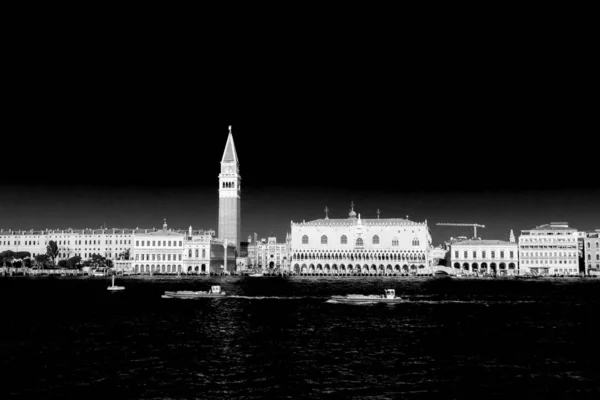 对威尼斯圣马可广场古典风景的艺术黑白再解释 从朱代卡频道观看 — 图库照片