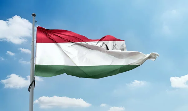 Mavi Gökyüzünde Bir Direkte Sallanan Bir Macar Bayrağı — Stok fotoğraf