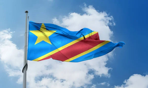 Uma Bandeira República Democrática Congo Acenando Pólo Céu Azul — Fotografia de Stock