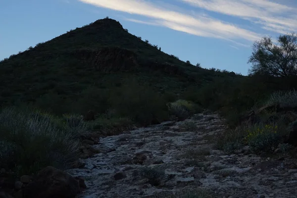 Silueta Una Colina Bajo Cielo Azul Tarde —  Fotos de Stock