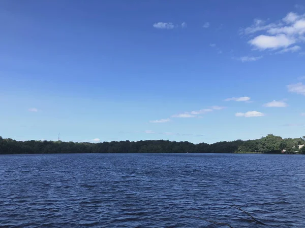 Вид Зачароване Спокійне Озеро Оточене Деревами — стокове фото