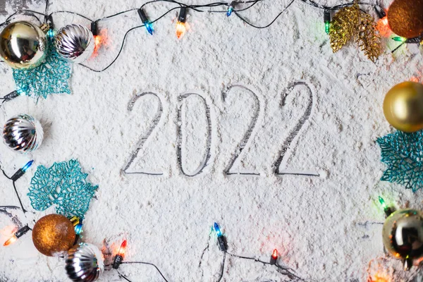 Een Besneeuwde Achtergrond Met Kerstversieringen Een 2022 Bord — Stockfoto