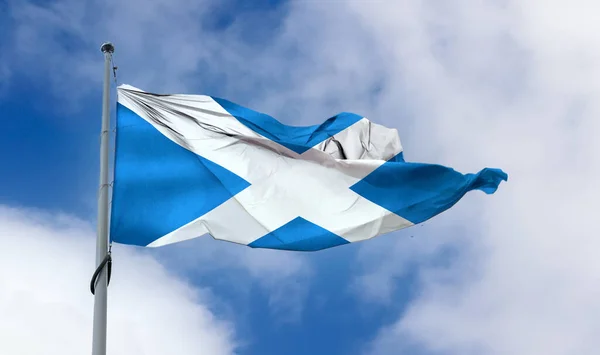 Egy Skót Zászló Lobogott Egy Oszlopon Kék Égen — Stock Fotó