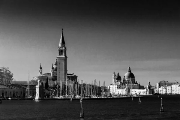 艺术上的黑白重新解释威尼斯的古典风景 靠近圣马可广场 帕拉迪奥教堂 从朱代卡频道观看 — 图库照片