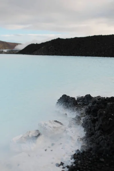 Pionowe Ujęcie Zamarzniętej Błękitnej Laguny Gorących Źródłach Geotermalnych Islandii — Zdjęcie stockowe
