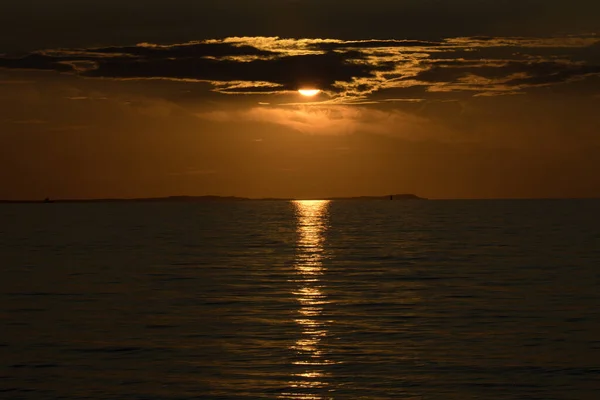 Der Malerische Sonnenuntergang Über Dem Ruhigen Meer Mit Der Spiegelung — Stockfoto