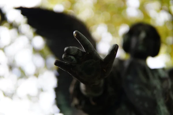 天使のブロンズ像の閉鎖 手を選択フォーカス — ストック写真