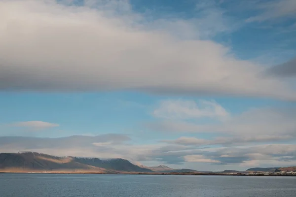 アイスランドの穏やかな海岸と山の風景の自然な景色 — ストック写真