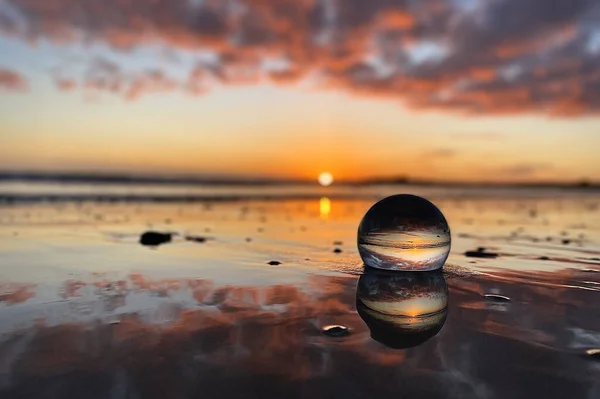 Una Bola Cristal Playa Que Refleja Océano Atardecer — Foto de Stock