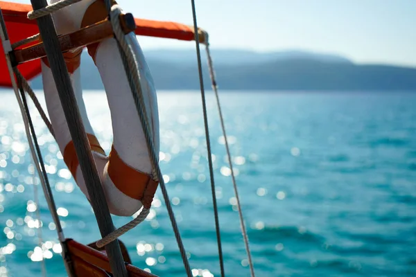 一个安全浮标从船底有美丽的蓝色海水的船上 — 图库照片