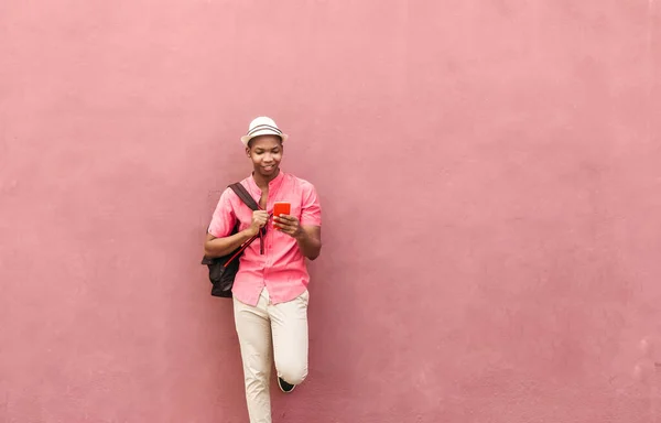 Афроамериканець Який Дивиться Свій Смартфон — стокове фото