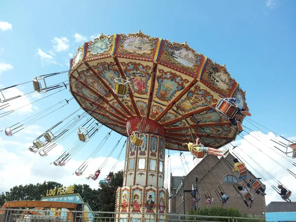 曇った空に対する公園内のチェーンカルーセル — ストック写真