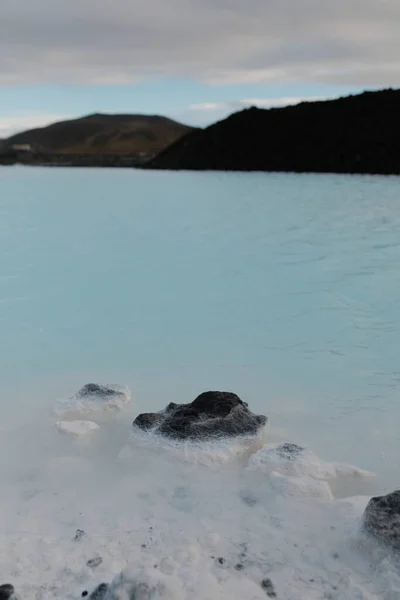 アイスランドの地熱温泉で凍る青いラグーンの垂直ショット — ストック写真