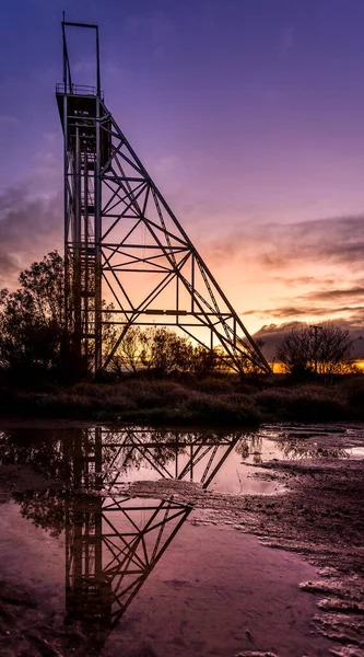 Uma Torre Estrutura Metal Lado Lago Pôr Sol — Fotografia de Stock