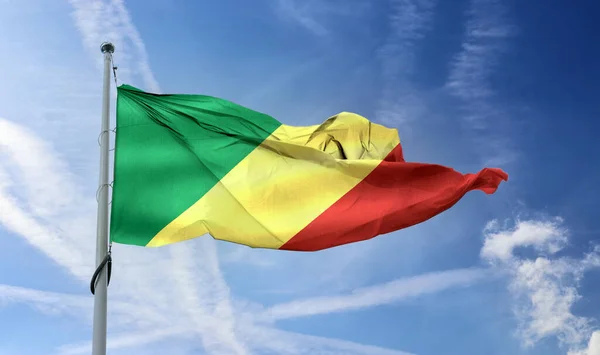 Flaga Republiki Konga Machająca Słupie Błękitnym Niebie — Zdjęcie stockowe