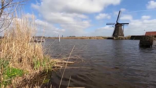 靠近河流风景的风车 — 图库视频影像