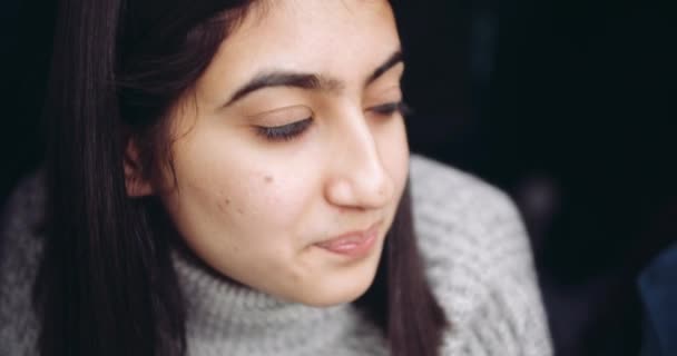 Fille Passer Temps Dans Tente Dans Forêt — Video