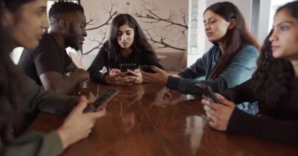 Footage Friends Having Good Time Together Cafe Using Smartphones — Wideo stockowe