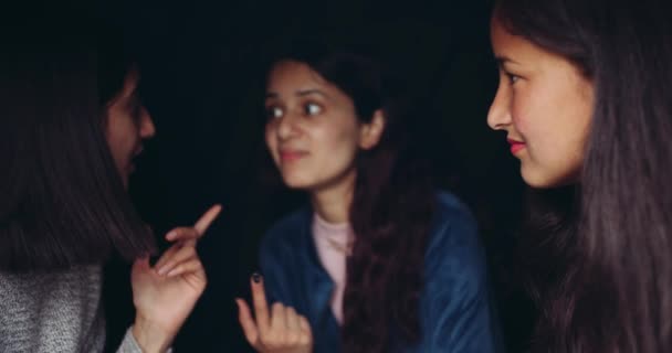 Ομάδα Γυναικών Φίλων Που Περνούν Χρόνο Μαζί Στο Δάσος — Αρχείο Βίντεο