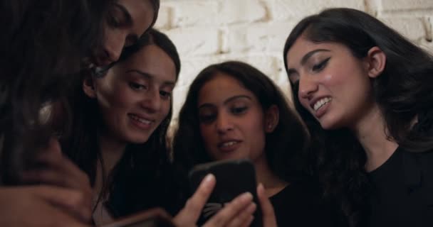 Кадри Друзів Які Добре Проводять Час Разом Кафе Використовуючи Смартфони — стокове відео