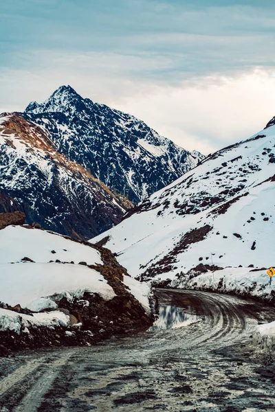 Beautiful View Mountainous Landscape Peaks Covered Snow — Fotografia de Stock