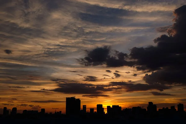 Велике Небо Важкими Темними Хмарами Теплими Кольорами Bangkok Buildings Silhouettes — стокове фото