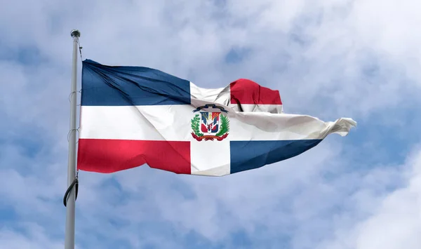 Μια Δομινικανή Δημοκρατία Σημαία Ένα Πόλο Κυματίζει Ένα Μπλε Ουρανό — Φωτογραφία Αρχείου