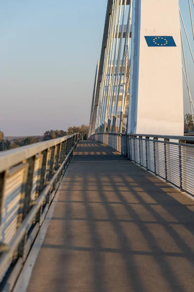 Een Close Van Een Lege Voetgangersbrug Tegen Een Heldere Lucht — Stockfoto