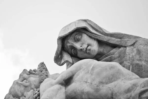 Grayscale Closeup Shot Religious Statue Valley Fallen Spain — Photo