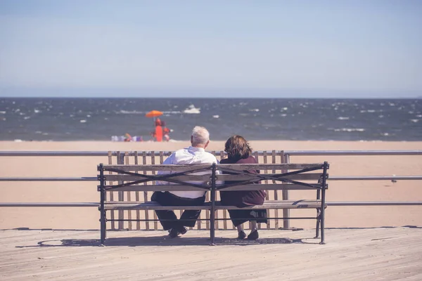 Scenic View Old Couple Sitting Bench Sunny Weather — 스톡 사진