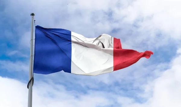 青い空にポールに手を振るフランス国旗 — ストック写真