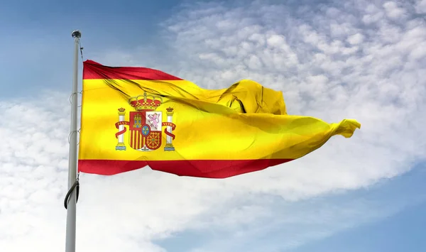 Uma Bandeira Espanhola Acenando Poste Céu Azul — Fotografia de Stock