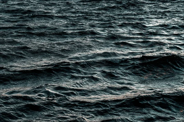 傍晚时分 在波涛汹涌的海面上拍了一张特写 — 图库照片