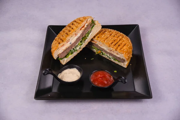 Closeup Sandwich Ketchup Mayo Black Plate — Stockfoto