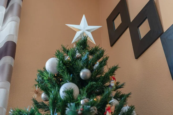 Primer Plano Del Árbol Navidad Con Bolas Estrellas Decoración Luces —  Fotos de Stock