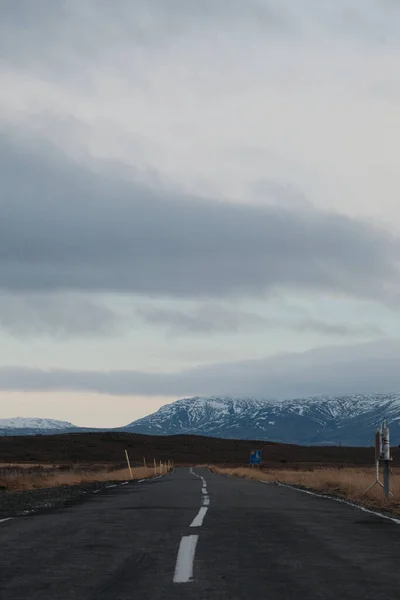 Long Asphalt Leading Vast Landscape Iceland — Foto de Stock