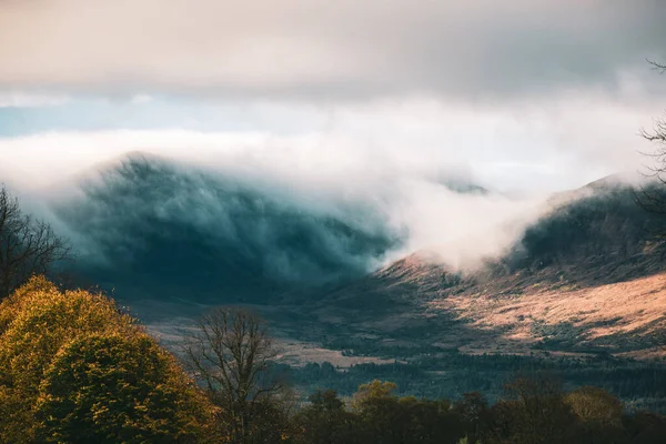 Les Collines Brumeuses Couvertes Verdure Matin — Photo