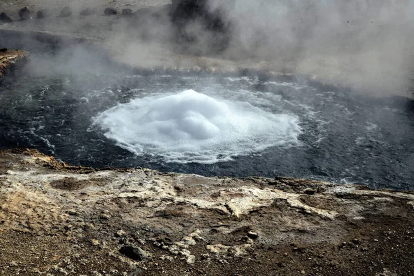 南美洲阿塔卡马沙漠上的蒸气腾腾的温泉 — 图库照片