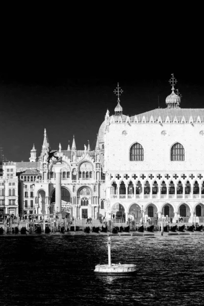 对威尼斯圣马可广场古典风景的艺术黑白再解释 从朱代卡频道观看 — 图库照片