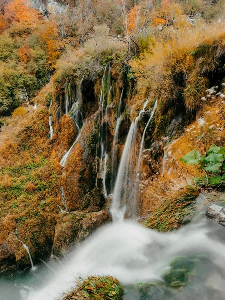 Stunning View Foamy Waterfall Famous Plitvice Lakes National Park Croatia — Stockfoto