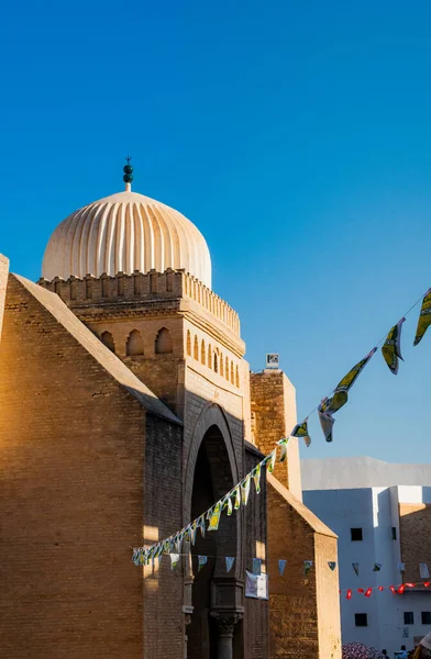 Χαμηλή Γωνία Βολής Του Μεγάλου Τζαμιού Του Καϊρουάν Στην Τυνησία — Φωτογραφία Αρχείου