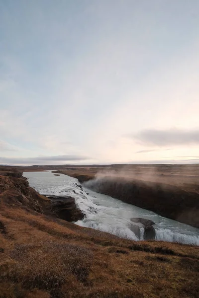 冰岛著名的古尔佛斯瀑布在多云的天空下的自然景观 — 图库照片