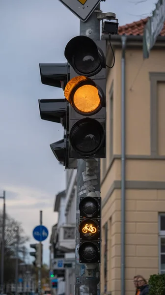 忙しい道路の横に車やバイクのための二重黄色の輝く信号の垂直ショット — ストック写真