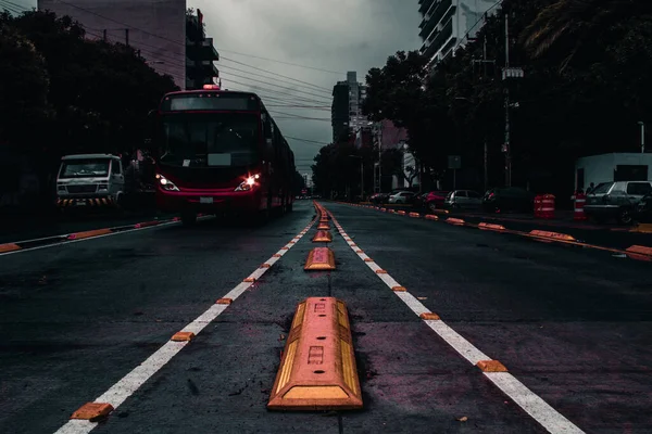 Eine Nahaufnahme Von Straßenreflektoren Bewölkten Abend — Stockfoto